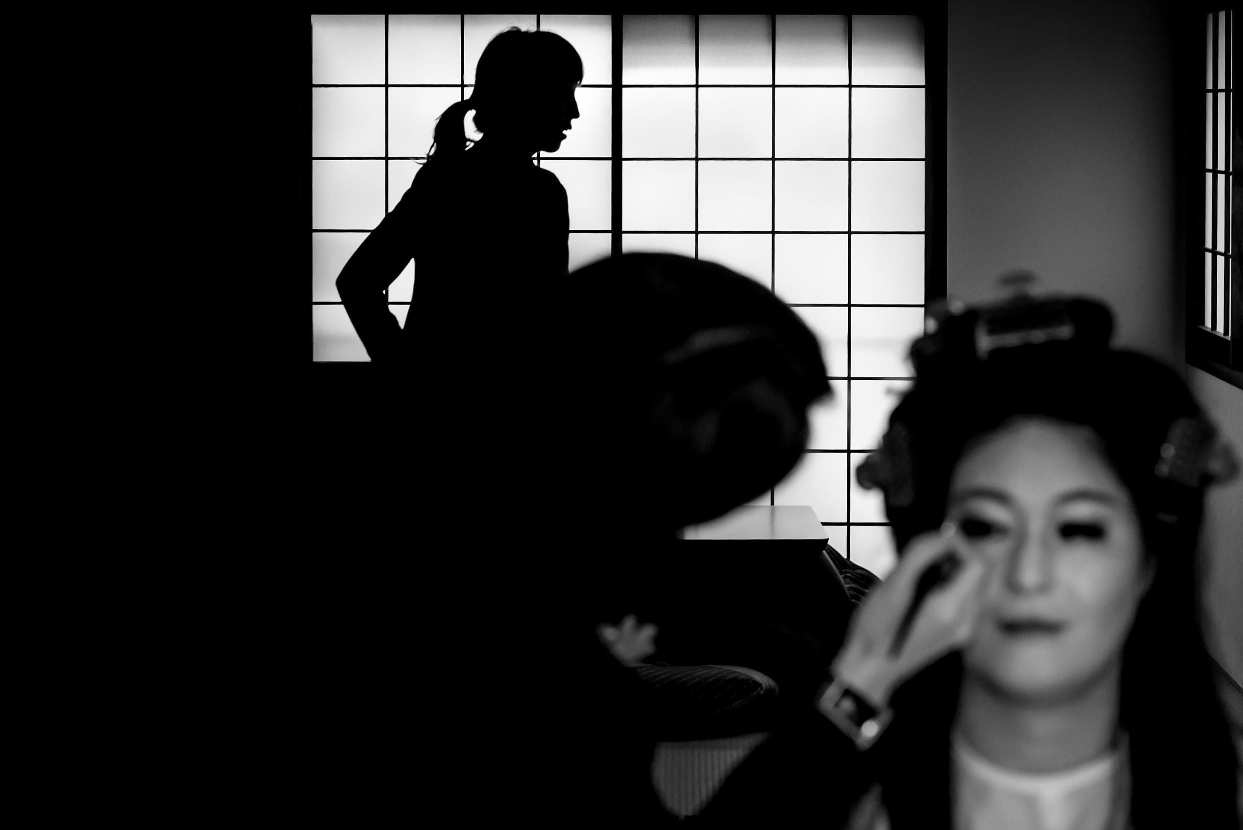 a Japanese women getting her makeup done with a girl in the background by Japan Destination Wedding Photographer Sean LeBlanc