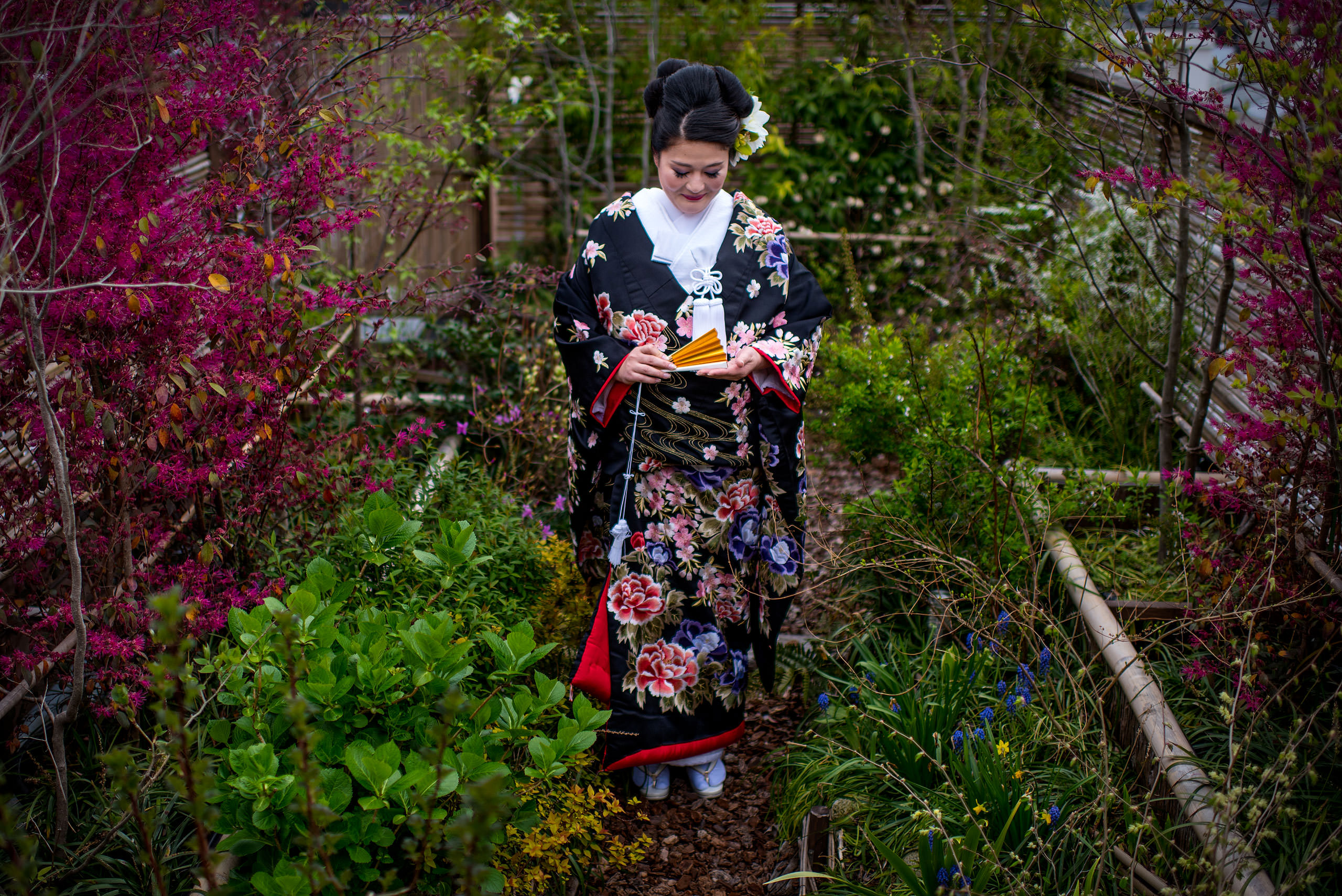 Japanese bride in kimono in garden by Japan Destination Wedding Photographer Sean LeBlanc