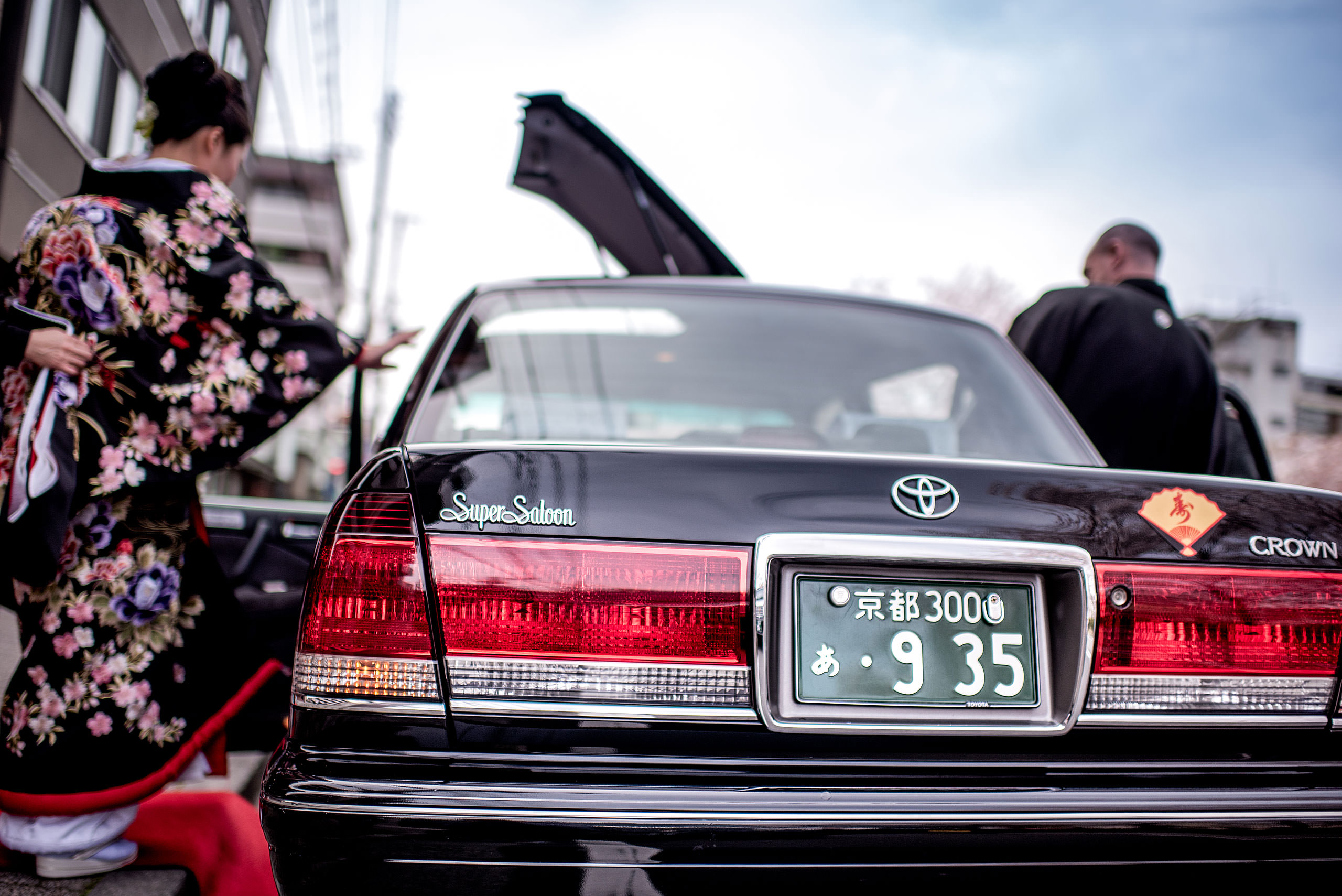 a Japanese bride and groom getting into a car by Japan Destination Wedding Photographer Sean LeBlanc