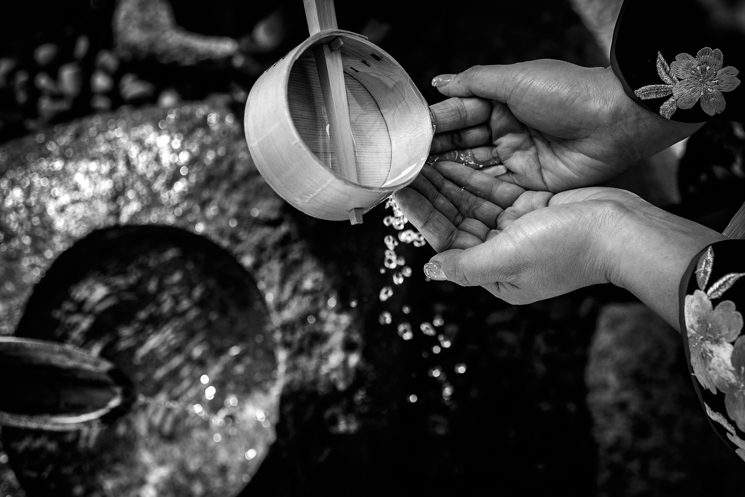 water being poured over hands by Japan Destination Wedding Photographer Sean LeBlanc