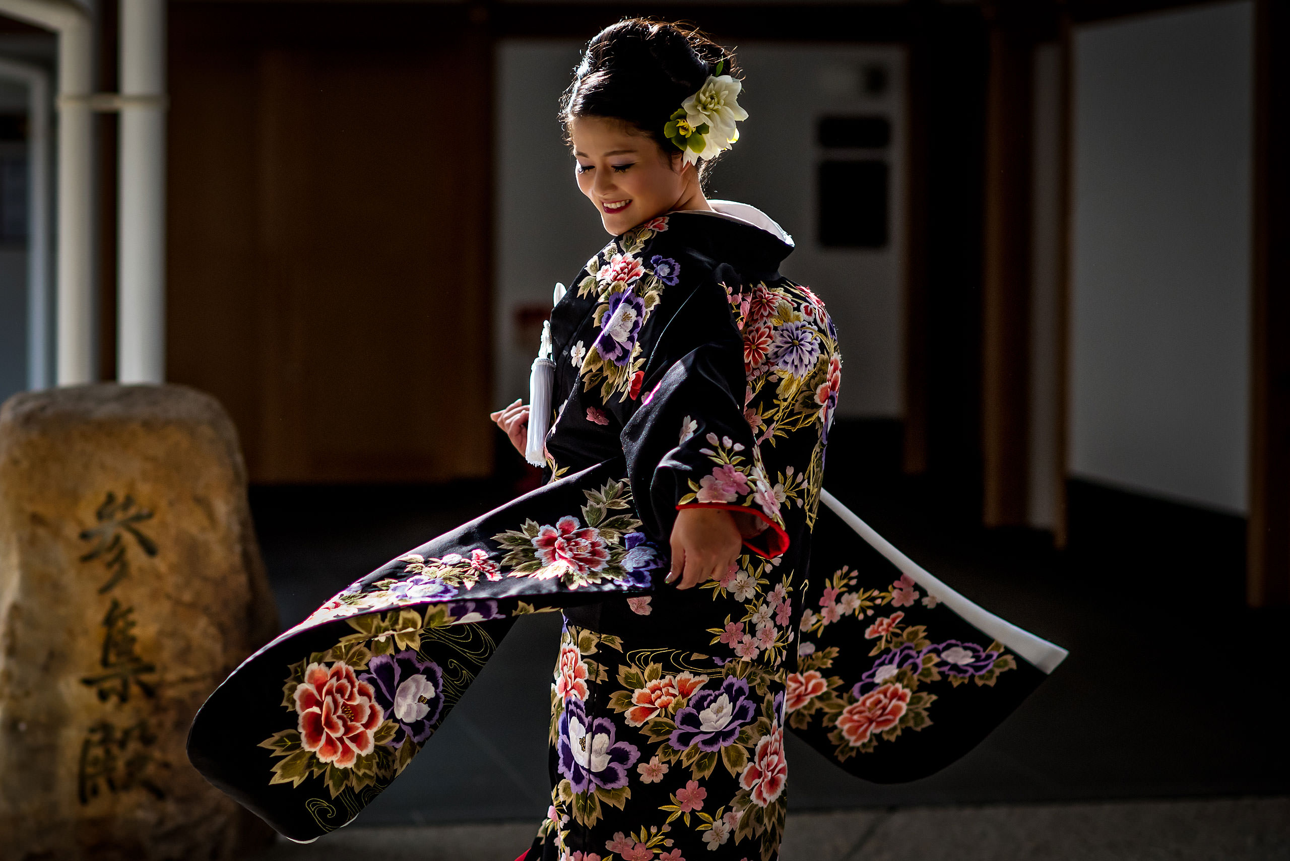 Japanese bride spinning in kimono by Japan Destination Wedding Photographer Sean LeBlanc