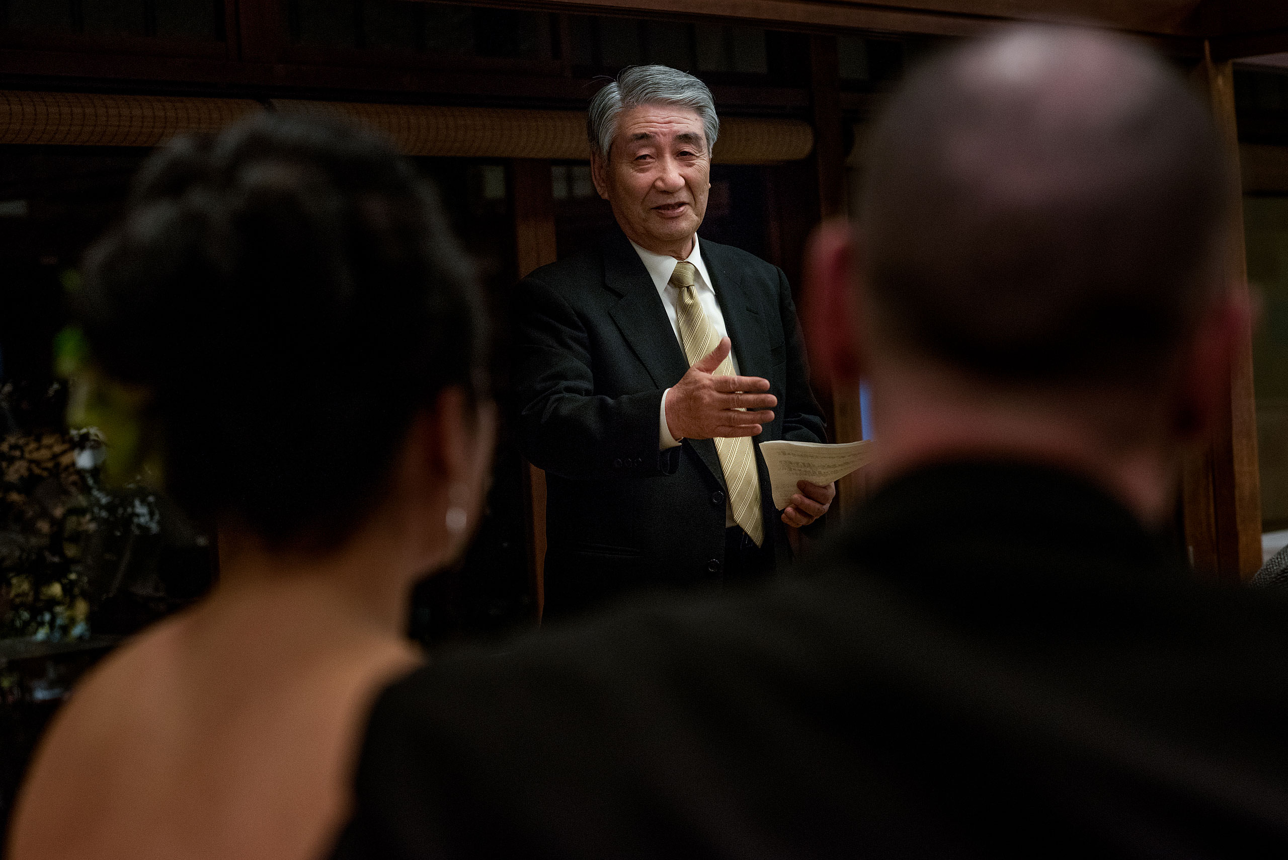 a family member giving a speech at a wedding reception by Japan Destination Wedding Photographer Sean LeBlanc